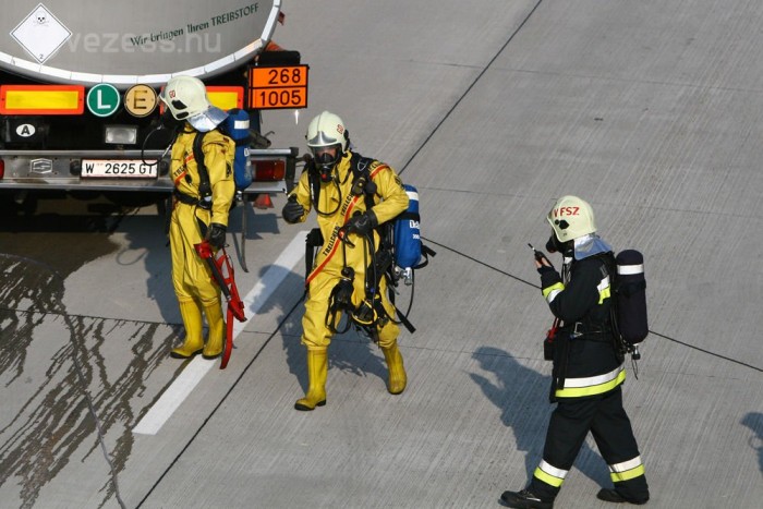 Katasztrófa az autópályán 6 | Vezess Talpig beöltözve közelítik meg a veszélyes anyagot szállító kamiont