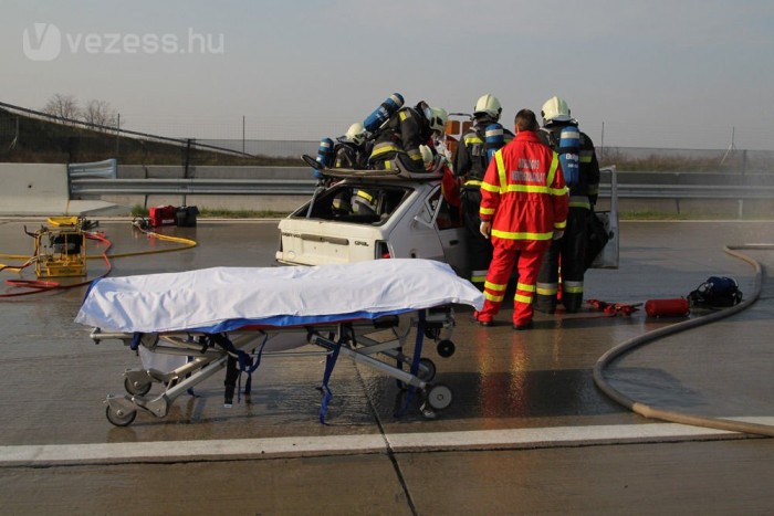 Katasztrófa az autópályán 7 | Vezess A sebesültet szedik ki először, a halott még ráér