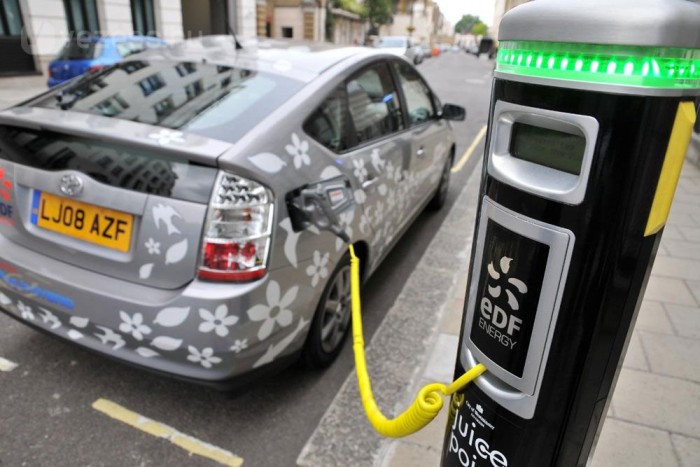 11 új hibrid a Toyotától 4 | Vezess 2012-től akár villanyautóként is üzemelhet a Prius