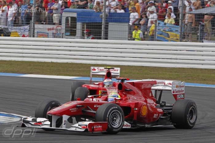 Todt: A Ferrari csinálhatta volna okosabban is 3 | Vezess Massa elegánsan maga elé engedte Alonsót. Itt azonban még ő vezet.