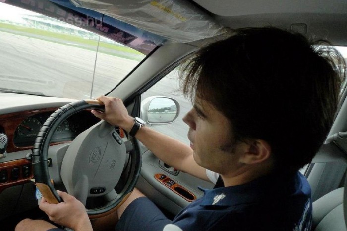 A nyitott ajtónak ütközött a kerékpáros 6 | Vezess Két kézzel sokkal biztosabban foghatjuk a volánt