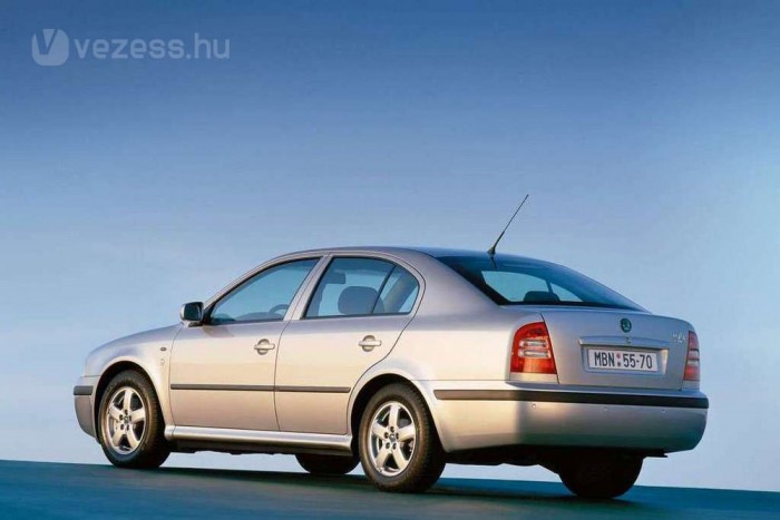 A nyitott ajtónak ütközött a kerékpáros 8 | Vezess Lusta, de megbízható az SDi motoros Octavia