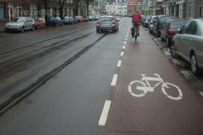 A nyitott ajtónak ütközött a kerékpáros 11 | Vezess Ha elég széles a kerékpársáv, kikerülhető a figyelmetlenül kitárt ajtó