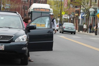 A nyitott ajtónak ütközött a kerékpáros
