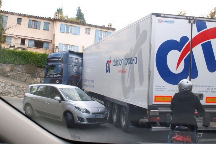 George bűvészkedik. Persze a személyautósok sem voltak a helyzet magaslatán.