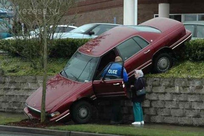 Ön- és közveszélyesek lehetnek az öreg sofőrök 6 | Vezess A lassú haladás sem ment meg mindentől
