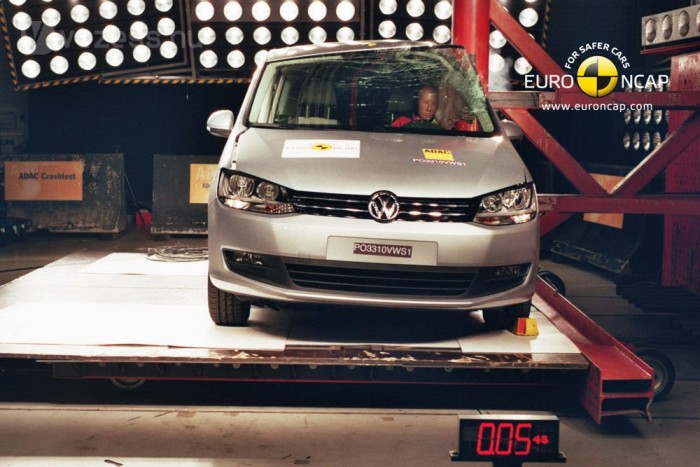 Parádézott a törésteszten VW-egyterű 6