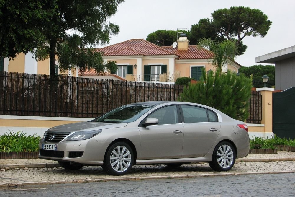 A Latitude a mi piacunkon a Skoda Superb nagy riválisa lehet. Európában, bár felső kategóriásnak nevezik a PR-anyagokban, a hagyományos középkategóriában (Passat, Mondeo, C5) indítják