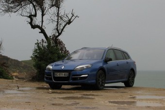 A hátsó kerekét is kormányzó új Lagunát vezettük