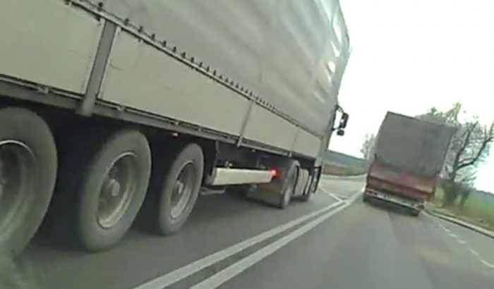 Kamion és dupla záróvonal