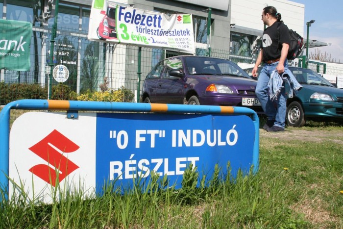 Havi néhány tízezer forintos törlesztővel könnyű volt rábeszélni a vásárlókat az új autóra