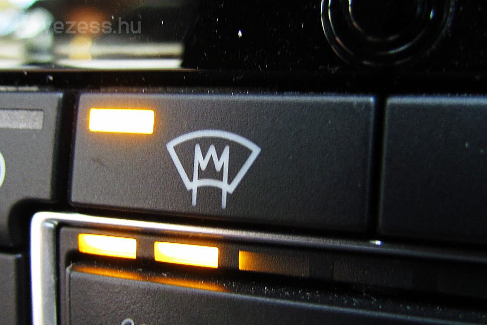 A láthatatlan, pajeszos király palástját hátulról fellibbenti a szél