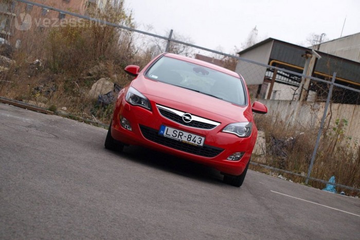 Nem lesz gyakori az ennyire felszerelt Astra. A tesztelt modell 5 742 000 forintos alapárát jócskán megdobták az extrák.