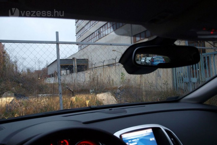 ...mégis okozhatnak gondot, mert a tükörrel együtt egy magas sofőr látóteréből sokat kitakarnak