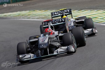 A Mercedes nem menekül az F1-ből