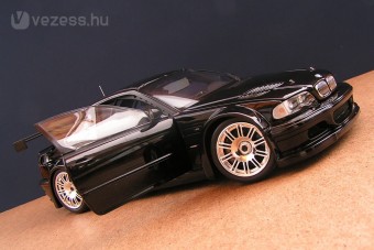BMW M3 GTR: Fekete szörnyeteg