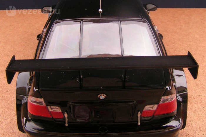 Az aszfaltcsíkra ragasztja