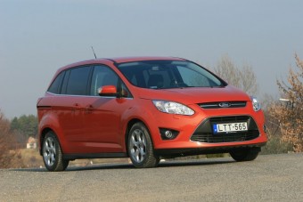 Apa kocsit hajt, a család meg fészkelődik