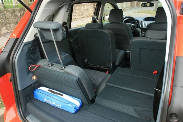 Zsiráfnyakú fejtámla - valójában a háttámla rövid