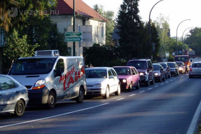 Hogyan induljak gyorsan? 6 | Vezess A hosszú sorban állók idegeivel játszik az, aki lassan indul a lámpa zöldre váltásakor