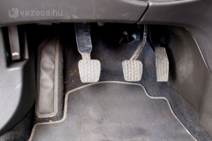 Hogyan induljak gyorsan? 7 | Vezess Nem nagy ördöngösség összehangoltan kezelni a kuplung- és gázpedált, de már a legelején meg kellene tanítani