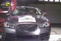 Betlizett a törésteszten a Jaguar XF 11