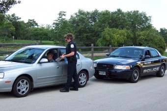 Ittas vezetés álló autóban