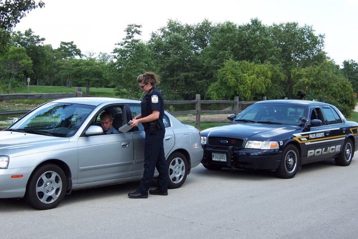 Ittas vezetés álló autóban