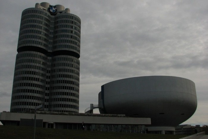 A Négyhengeres, a BMW irodaháza, mellette a Salátástál, a múzeum eredeti épülete