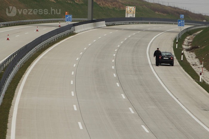 Statisztikailag húsz percet lehet leélni a leállósávban