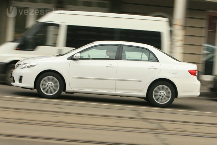 Városban 6,4, autópályán és országúton 5,6 literes fogyasztást mértünk