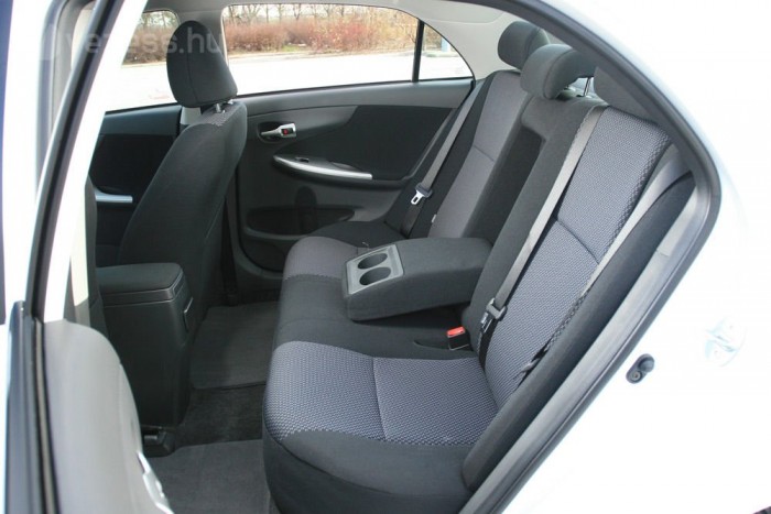 A képen nem látszik, de magas utasoknak szűk a lábhely és a fejtér