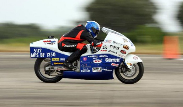 Elég csak a sebességmérőt figyelni, szemünk sarkából a betonon elhelyezett bójákkal, és máris remeg a saját térdünk is. 