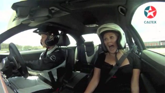 Két hölgy egy autóban