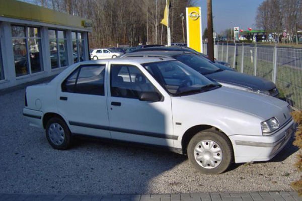 180 ezer Ft körül sok az elkeserítő színvonalú és főleg állapotú autó. A Renault 19 azért kivétel, mert erős értékvesztése miatt a jobb darabokért sem adnak többet 200-300 ezer forintnál