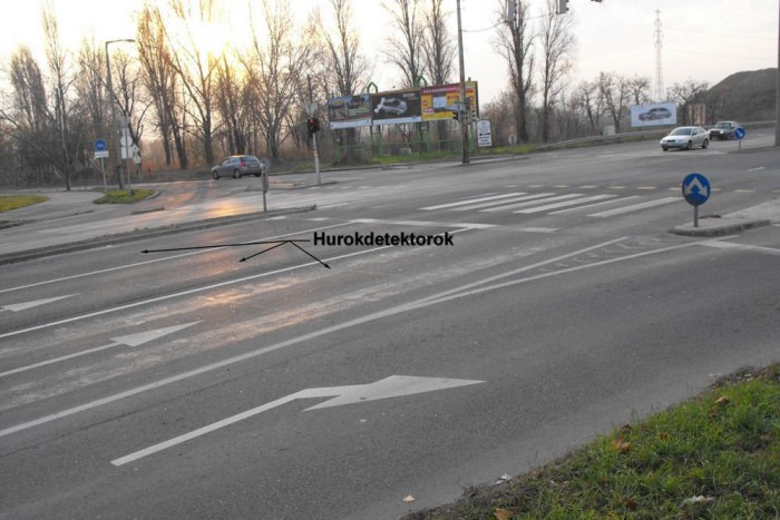 Többnyire az aszfalt világosabb színén látni, hol a detektor