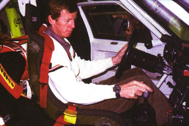 Walter Röhrl ismerkedik a technikával. A kuplungpedál megmaradt rajtoláshoz és megálláshoz