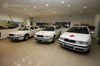 Adományautók a Vöröskeresztnek