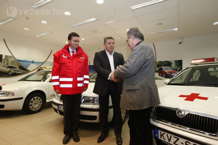 Adományautók a Vöröskeresztnek 3