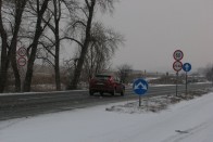 Úgy tűnik, a tábla a szemközti bekötőút forgalmát védi