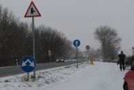 A parkolóba települt árus (nyáron dinnye, télen fenyő) örül a lassítási kényszernek