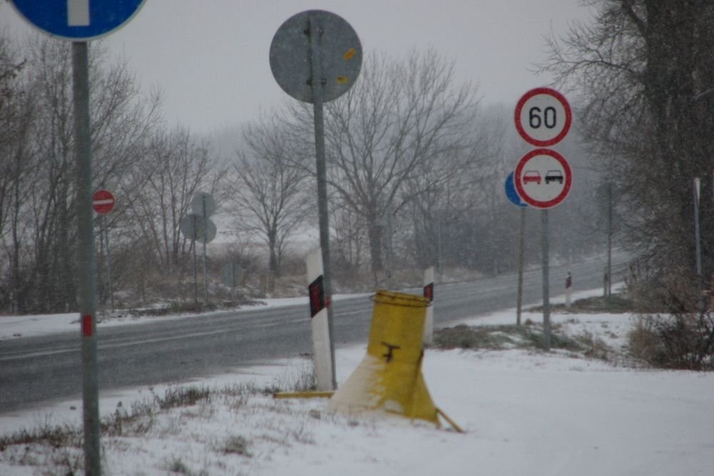 A 60-as tábla a parkoló kihajtója után van, egyértelműen nem azt védi