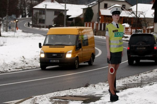 Balesetet okozott a miniszoknyás rendőrnő