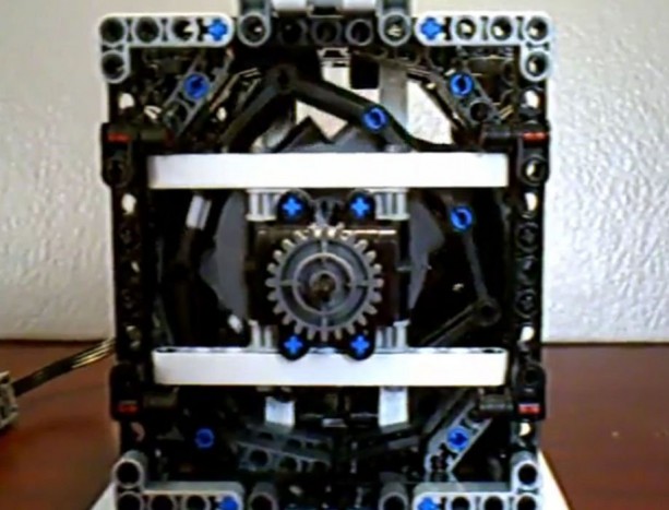 Csendes őrültek LEGO-val játszanak