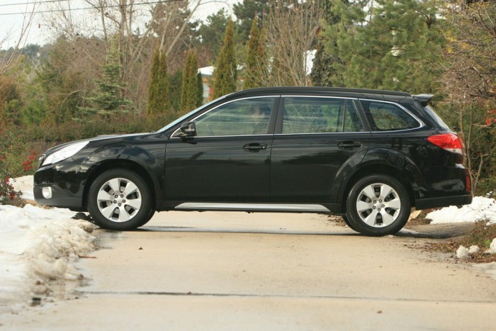 Öt centivel magasabb a Legacy kombinál. Városban 9,4, autópályán 8 litert fogyasztott