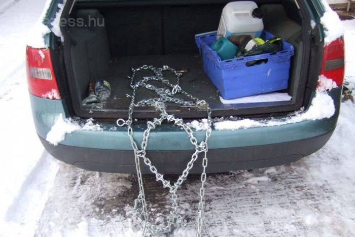 Hólánc: Útlevél helyett 9 | Vezess Jó, ha nem a csomagtartó aljában szállásoljuk el. Nem buli a hólánc felszerelése, ha pedig előtte zuhogó hóesésben ki kell pakolni a teljes rakteret, rémálommá válik.