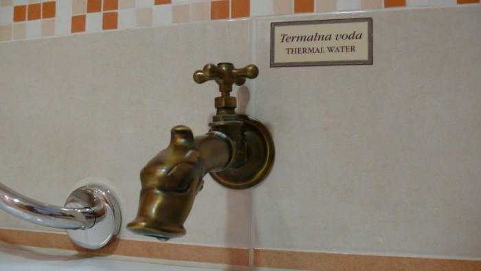 Itt folyik a termálvíz a kádba.