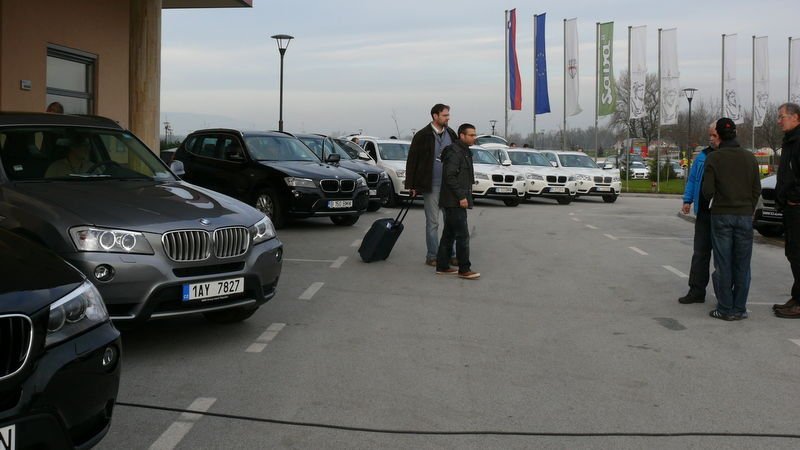 A hotel előtt már várnak az ikszek.