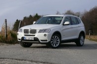 Bár a BMW szerint az X3 a kompromisszumok nélküli vezetés élménye, szerintem már az maga egy nagy kompromisszum, hogy X5 helyett X3-ban ülsz. Olyan, mint amikor ülsz a dugóban és azon mélázol, hogy nem is olyan ronda ez a Renault Thalia. És négy másodperccel később rájössz, hogy azért nem ronda, mert az egy Laguna. Na, én így vagyok az X3-X5 testvérséggel is: jó, jó ez az ikszötös, de milyen kicsi?