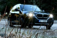 Bár a BMW szerint az X3 a kompromisszumok nélküli vezetés élménye, szerintem már az maga egy nagy kompromisszum, hogy X5 helyett X3-ban ülsz. Olyan, mint amikor ülsz a dugóban és azon mélázol, hogy nem is olyan ronda ez a Renault Thalia. És négy másodperccel később rájössz, hogy azért nem ronda, mert az egy Laguna. Na, én így vagyok az X3-X5 testvérséggel is: jó, jó ez az ikszötös, de milyen kicsi?